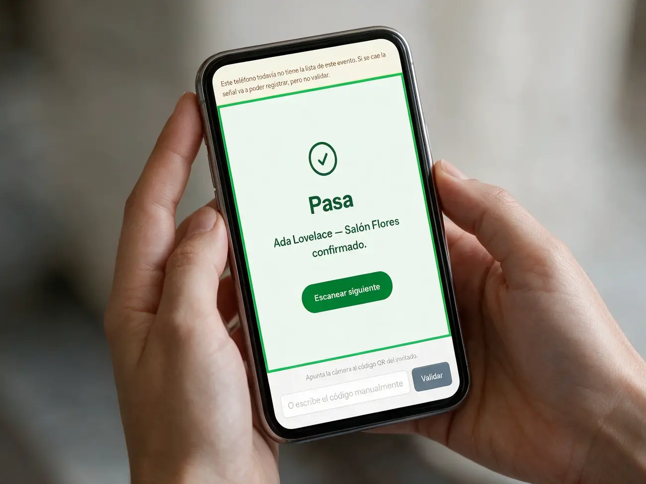 Celular del staff en la puerta con el veredicto verde «Pasa» para una invitada
